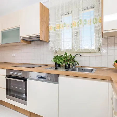 1 Bedroom Beautiful In Apartament