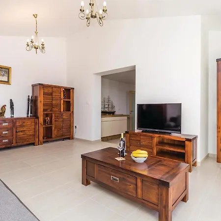 1 Bedroom Beautiful In *